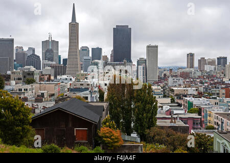 Avis de financial district de Telegraph Hill, Transamerica Pyramid derrière, San Francisco, California, USA Banque D'Images