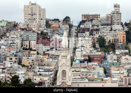 Avis de Filbert Street et maisons de Russian Hill de Telegraph Hill, Église Saints Pierre et Paul en face, en Californie Banque D'Images