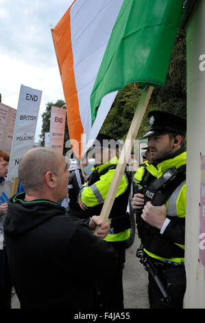 Le groupe républicain dissident Réseau républicain de l'unité (RNU) protester contre un service de police de l'Irlande du Nord (PSNI) cas Banque D'Images