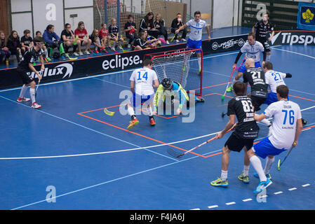 Les hommes de floorball correspondance dans le hall Banque D'Images