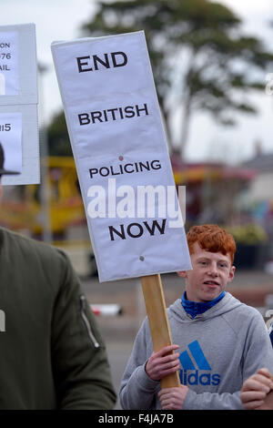 Le groupe républicain dissident Réseau républicain de l'unité (RNU) protester contre un service de police de l'Irlande du Nord (PSNI) événement. Banque D'Images