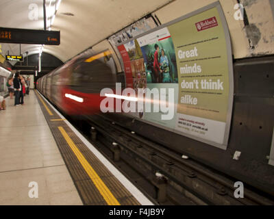 Une rame de métro de quitter la plate-forme à Londres. Banque D'Images