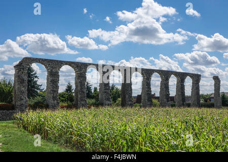 Aqueduc gallo-romain près de la ville de Luynes, France Banque D'Images