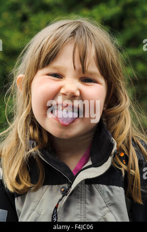 Fille avec une langue bleue, la Suède. Banque D'Images