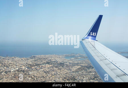 L'aéroport international de Malte Luca tarmac avec avion dans la porte au décollage avec vue sur La Valette et St Julian's Banque D'Images