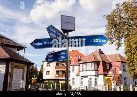 Le Rotary International signpost showing ville européenne destinations en ville thermale polonaise resort. Polanica-Zdroj, Klodzko, Pologne Banque D'Images