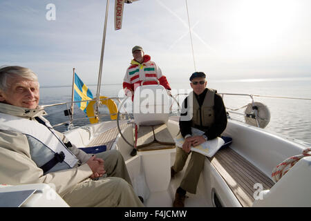 Péninsule scandinave, la Finlande, l'Ãland, vue de trois hommes sur bateau à voile Banque D'Images