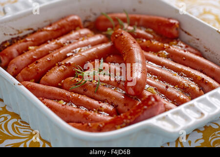 Saucisses grillées à la moutarde sauce à l'orange Banque D'Images