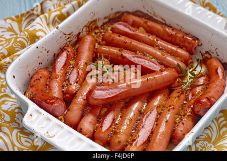 Saucisses grillées à la moutarde sauce à l'orange Banque D'Images