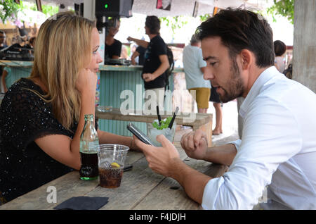 Jeune couple à Las Dalias, marché hippie à San Carlos sur Ibiza Banque D'Images