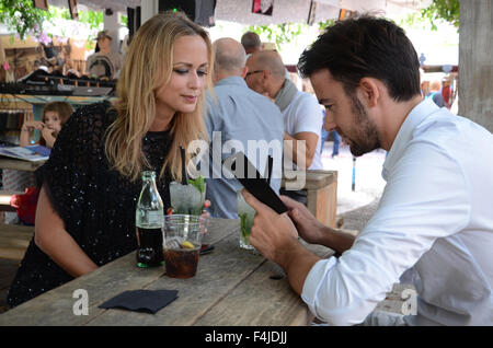 Jeune couple à Las Dalias, marché hippie à San Carlos sur Ibiza Banque D'Images