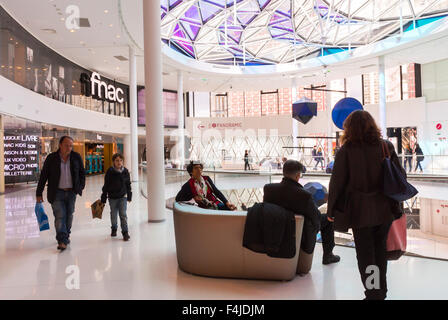 Paris, France, petite foule se détendre à l'intérieur du centre commercial français, 'Centre commercial Beaugrenelle' FNAC Store Front, architecture intérieure moderne, centre commercial france, centre commercial intérieur france Banque D'Images