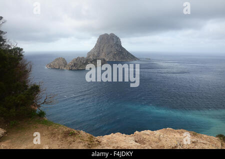 ES VEDRA, un rocher inhabité situé à 2km de l'île au large de la côte ouest d'Ibiza, dans la zone de Cala d'Hort. Banque D'Images