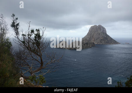 ES VEDRA, un rocher inhabité situé à 2km de l'île au large de la côte ouest d'Ibiza, dans la zone de Cala d'Hort. Banque D'Images