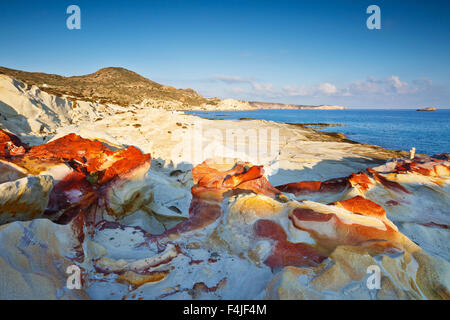 À proximité de la côte Mandrakia village au nord de l'île de Milos éclairées par la lumière du matin. Banque D'Images