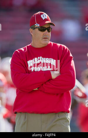 Madison, WI, USA. 17 Oct, 2015. Wisconsin Badgers Paul Chryst durant la NCAA Football match entre le Purdue Boilermakers et le Wisconsin Badgers au Camp Randall Stadium à Madison, WI. John Fisher/CSM/Alamy Live News Banque D'Images