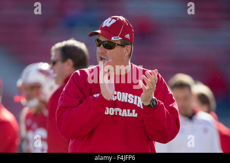 Madison, WI, USA. 17 Oct, 2015. L'entraîneur du Wisconsin Paul Chryst durant la NCAA Football match entre le Purdue Boilermakers et le Wisconsin Badgers au Camp Randall Stadium à Madison, WI. John Fisher/CSM/Alamy Live News Banque D'Images