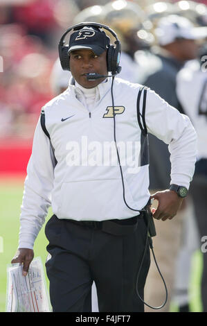 Madison, WI, USA. 17 Oct, 2015. L'entraîneur-chef Darrell Hazell Purdue au cours de la NCAA Football match entre le Purdue Boilermakers et le Wisconsin Badgers au Camp Randall Stadium à Madison, WI. John Fisher/CSM/Alamy Live News Banque D'Images