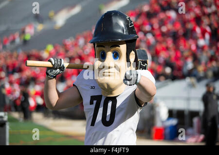 Madison, WI, USA. 17 Oct, 2015. La mascotte de Purdue au cours de la NCAA Football match entre le Purdue Boilermakers et le Wisconsin Badgers au Camp Randall Stadium à Madison, WI. John Fisher/CSM/Alamy Live News Banque D'Images