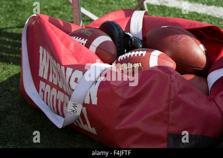 Madison, WI, USA. 17 Oct, 2015. Un sac de football du Wisconsin au cours de la NCAA Football match entre le Purdue Boilermakers et le Wisconsin Badgers au Camp Randall Stadium à Madison, WI. John Fisher/CSM/Alamy Live News Banque D'Images