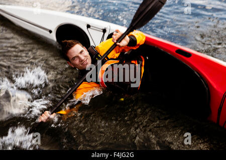 Homme en kayak Banque D'Images