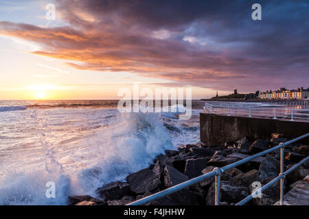 Les nuages de tempête au-dessus de Aberystwyth comme le soleil commence à définir Banque D'Images