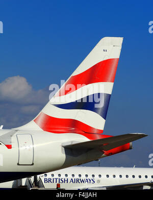 British Airways avion dérive logo et ciel bleu Banque D'Images