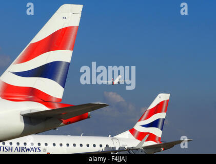 British Airways avion au décollage et deux ailerons arrière BA, l'aéroport de London City, Londres, Angleterre, Royaume-Uni Banque D'Images