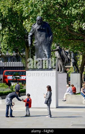 Statue de Sir Winston Churchill, les touristes à la statue de Churchill, Londres, Angleterre, Royaume-Uni Banque D'Images
