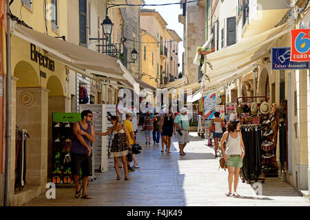 Boutiques de la vieille ville d'Alcudia, Porta de Sant Sebastià, Îles Baléares, Majorque ou Mallorca, Espagne. Banque D'Images