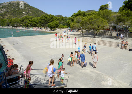 Les touristes descendre d'un bateau à passagers qui arrivent à la plage de Formentor, Majorque ou Mallorca, Espagne Banque D'Images