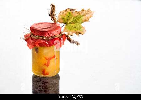 Chutney de pomme épicé chaud Habanero découper découper le fond uni de la mise en page de texte copysüace copyspace pour. La mise en conserve, preserv mise en conserve. Banque D'Images