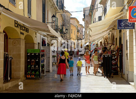 Boutiques de la vieille ville d'Alcudia, Porta de Sant Sebastià, Îles Baléares, Majorque ou Mallorca, Espagne. Banque D'Images