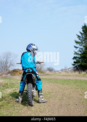 La Suède, Scania, Simrishamn, teenage boy (14-15) sur moto Banque D'Images