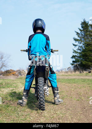 La Suède, Scania, Simrishamn, teenage boy (14-15) sur moto Banque D'Images