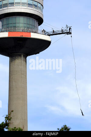 Saut à l'les 152 mètres de haut Donauturm tower, Vienne, Autriche. Banque D'Images