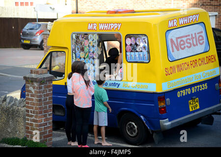 Enfants achète un "ice cream" d'une "crème glacée" van, UK Banque D'Images