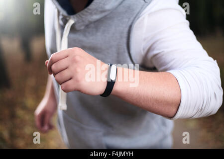 Gros plan du bracelet fitness park lors de jog Banque D'Images