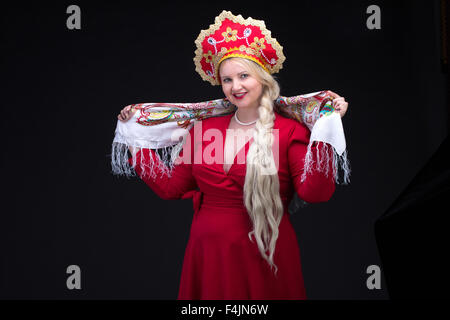 Girl en costume traditionnel russe. Selfies n. Femme porte et kokoshnik sarafan. Banque D'Images