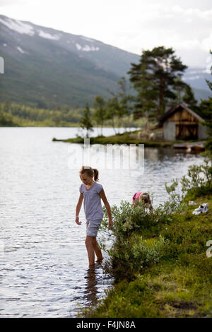 La Norvège, girl (6-7) dans le lac Banque D'Images