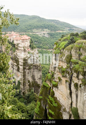 Les Météores spectaculaires formations rocheuses et les monastères, Météores, plaine de Thessalie, Grèce Banque D'Images