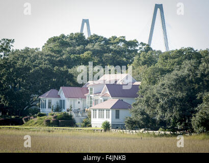 Mount Pleasant, Caroline du Sud, USA. 17 Oct, 2015. Shem Creek est un loisir, nautisme et loisirs à Mount Pleasant, Caroline du Sud, avec passerelles en bois public ouvert permettant l'accès au marais et cours d'eau de marée qui seraient normalement inaccessibles à cause de la boue, l'eau et le feuillage. La région abrite également plusieurs restaurants et bars en utilisant habilement les vieux bâtiments et entrepôts qui étaient autrefois une partie de l'industrie de la crevette. Bateaux de crevettes encore amarrer à Shem Creek le maintien d'un sentiment du temps passé. Plusieurs quais et jetées aux résidents et des habitants de l'accès wifi Banque D'Images