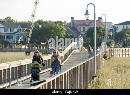 Mount Pleasant, Caroline du Sud, USA. 17 Oct, 2015. Shem Creek est un loisir, nautisme et loisirs à Mount Pleasant, Caroline du Sud, avec passerelles en bois public ouvert permettant l'accès au marais et cours d'eau de marée qui seraient normalement inaccessibles à cause de la boue, l'eau et le feuillage. La région abrite également plusieurs restaurants et bars en utilisant habilement les vieux bâtiments et entrepôts qui étaient autrefois une partie de l'industrie de la crevette. Bateaux de crevettes encore amarrer à Shem Creek le maintien d'un sentiment du temps passé. Plusieurs quais et jetées aux résidents et des habitants de l'accès wifi Banque D'Images