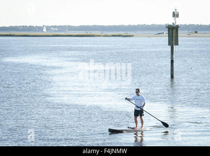 Mount Pleasant, Caroline du Sud, USA. 17 Oct, 2015. Shem Creek est un loisir, nautisme et loisirs à Mount Pleasant, Caroline du Sud, avec passerelles en bois public ouvert permettant l'accès au marais et cours d'eau de marée qui seraient normalement inaccessibles à cause de la boue, l'eau et le feuillage. La région abrite également plusieurs restaurants et bars en utilisant habilement les vieux bâtiments et entrepôts qui étaient autrefois une partie de l'industrie de la crevette. Bateaux de crevettes encore amarrer à Shem Creek le maintien d'un sentiment du temps passé. Plusieurs quais et jetées aux résidents et des habitants de l'accès wifi Banque D'Images