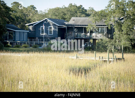 Mount Pleasant, Caroline du Sud, USA. 17 Oct, 2015. Shem Creek est un loisir, nautisme et loisirs à Mount Pleasant, Caroline du Sud, avec passerelles en bois public ouvert permettant l'accès au marais et cours d'eau de marée qui seraient normalement inaccessibles à cause de la boue, l'eau et le feuillage. La région abrite également plusieurs restaurants et bars en utilisant habilement les vieux bâtiments et entrepôts qui étaient autrefois une partie de l'industrie de la crevette. Bateaux de crevettes encore amarrer à Shem Creek le maintien d'un sentiment du temps passé. Plusieurs quais et jetées aux résidents et des habitants de l'accès wifi Banque D'Images