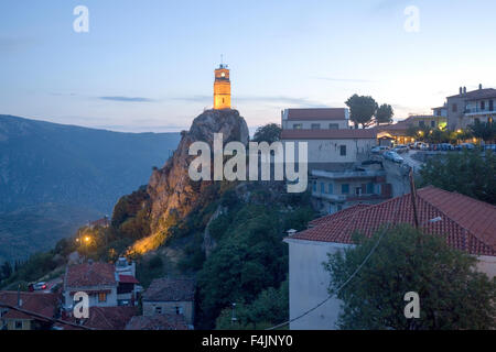 Les Météores spectaculaires formations rocheuses et le monastère au crépuscule, Météores, plaine de Thessalie, Grèce Banque D'Images