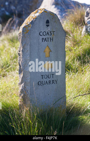 Panneau indiquant les directions vers Coast Path et la carrière de la Tout à la carrière de la Tout, île de Portland, Dorset, Royaume-Uni, en octobre Banque D'Images