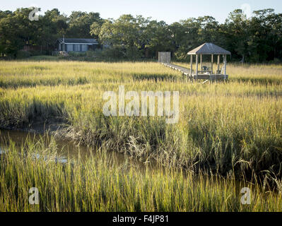 Mount Pleasant, Caroline du Sud, USA. 17 Oct, 2015. Shem Creek est un loisir, nautisme et loisirs à Mount Pleasant, Caroline du Sud, avec passerelles en bois public ouvert permettant l'accès au marais et cours d'eau de marée qui seraient normalement inaccessibles à cause de la boue, l'eau et le feuillage. La région abrite également plusieurs restaurants et bars en utilisant habilement les vieux bâtiments et entrepôts qui étaient autrefois une partie de l'industrie de la crevette. Bateaux de crevettes encore amarrer à Shem Creek le maintien d'un sentiment du temps passé. Plusieurs quais et jetées aux résidents et des habitants de l'accès wifi Banque D'Images