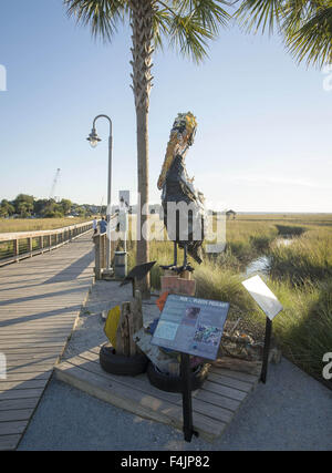 Mount Pleasant, Caroline du Sud, USA. 17 Oct, 2015. Shem Creek est un loisir, nautisme et loisirs à Mount Pleasant, Caroline du Sud, avec passerelles en bois public ouvert permettant l'accès au marais et cours d'eau de marée qui seraient normalement inaccessibles à cause de la boue, l'eau et le feuillage. La région abrite également plusieurs restaurants et bars en utilisant habilement les vieux bâtiments et entrepôts qui étaient autrefois une partie de l'industrie de la crevette. Bateaux de crevettes encore amarrer à Shem Creek le maintien d'un sentiment du temps passé. Plusieurs quais et jetées aux résidents et des habitants de l'accès wifi Banque D'Images