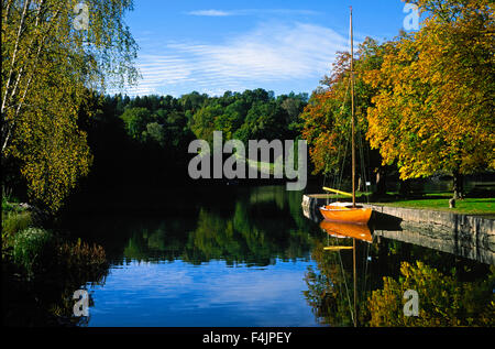 Petit bateau sur la rivière Banque D'Images